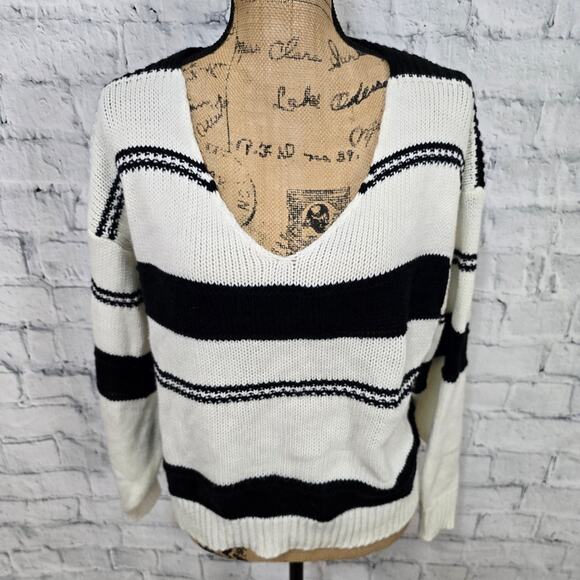 Shein sweater top Sz M long sleeve black white v neck oversized srtiped A36 - Picture 1 of 3